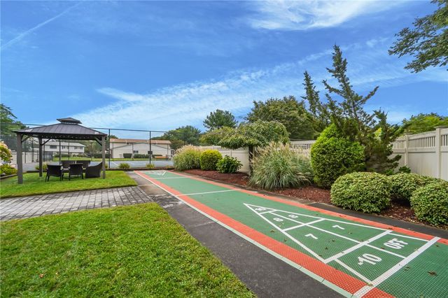 995 Williamsburg Circle, Warwick, RI 02886