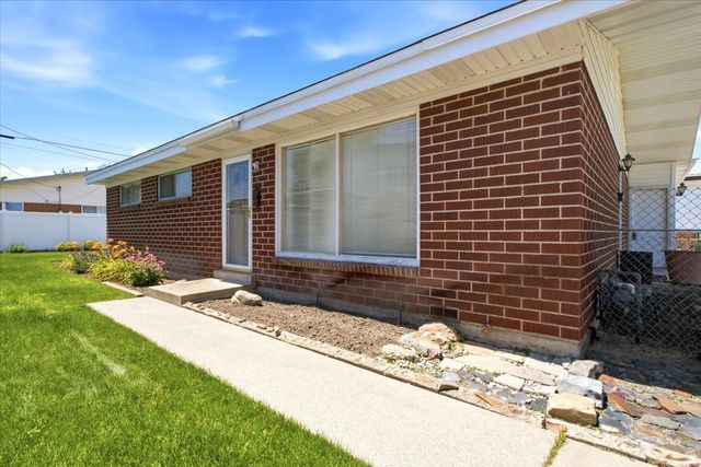 2041 W MANTLE AVE, Taylorsville, UT 84129