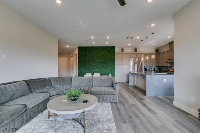 9133 Las Manaitas Avenue 401, Las Vegas, NV 89144