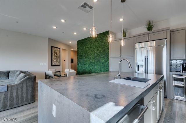 9133 Las Manaitas Avenue 401, Las Vegas, NV 89144