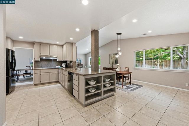 877 Dover Cir, Benicia, CA 94510