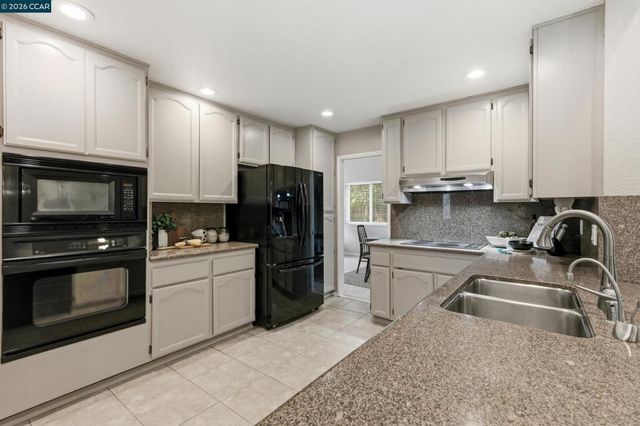877 Dover Cir, Benicia, CA 94510