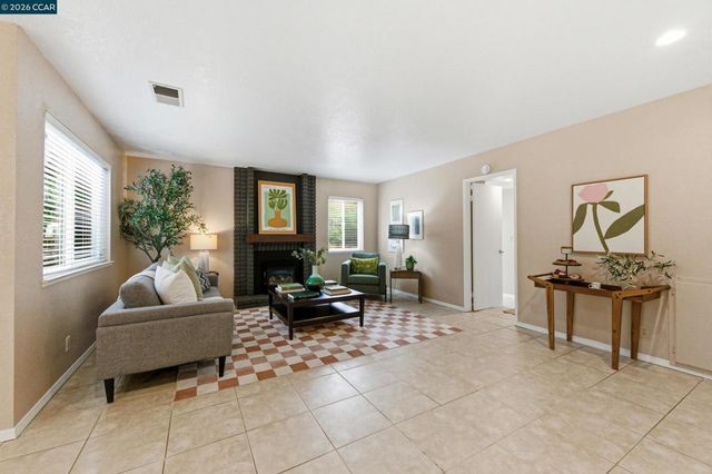 877 Dover Cir, Benicia, CA 94510