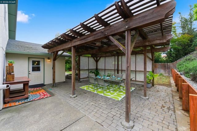 877 Dover Cir, Benicia, CA 94510