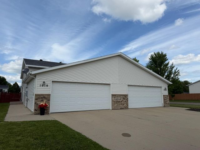 1010 Oak Place, West Fargo, ND 58078