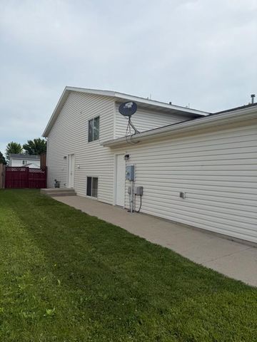 1010 Oak Place, West Fargo, ND 58078