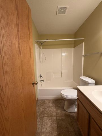 1010 Oak Place, West Fargo, ND 58078