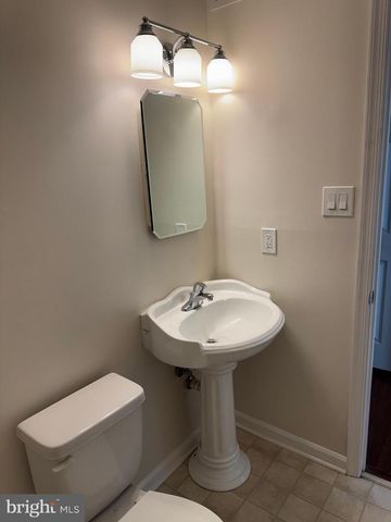 7 PICKERING CT #102, Germantown, MD 20874