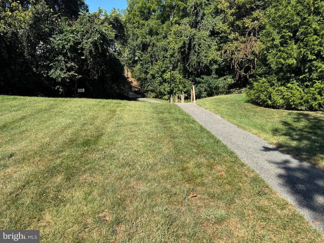 7 PICKERING CT #102, Germantown, MD 20874