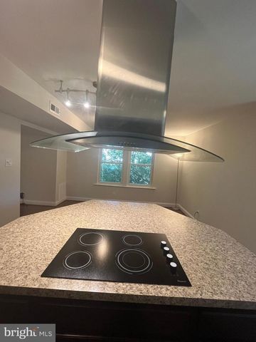 7 PICKERING CT #102, Germantown, MD 20874
