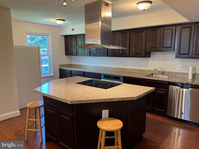 7 PICKERING CT #102, Germantown, MD 20874