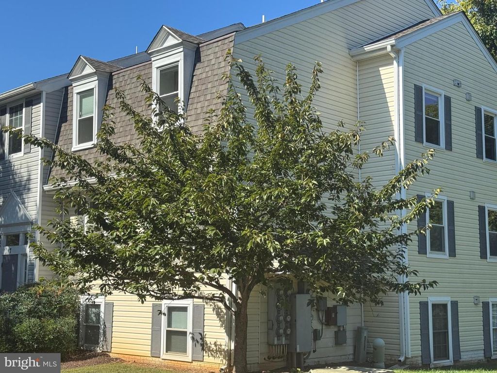 7 PICKERING CT #102, Germantown, MD 20874