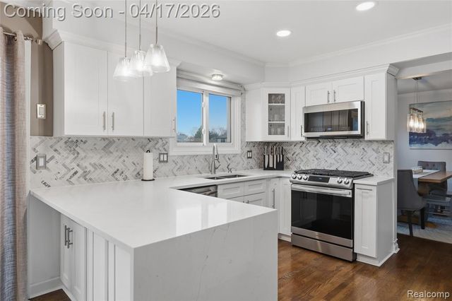 240 Parkland Drive, Rochester Hills, MI 48307