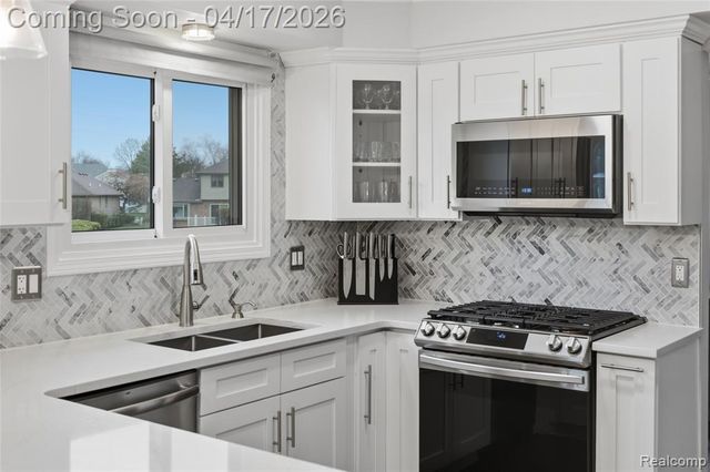 240 Parkland Drive, Rochester Hills, MI 48307