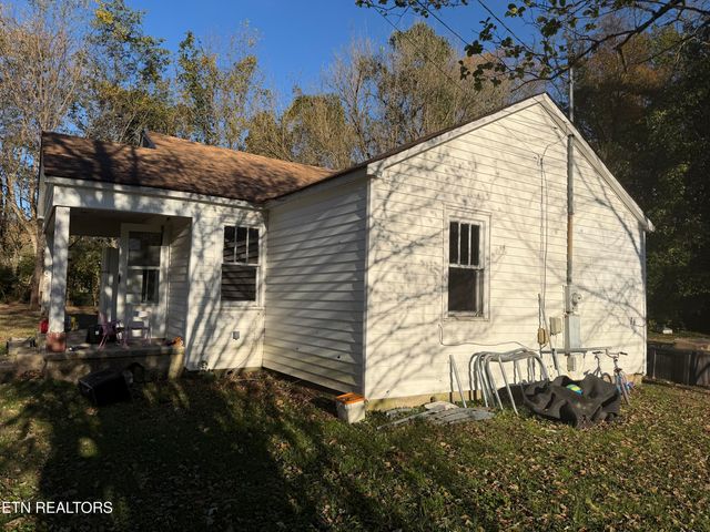 120 Poplar St, Harriman, TN 37748