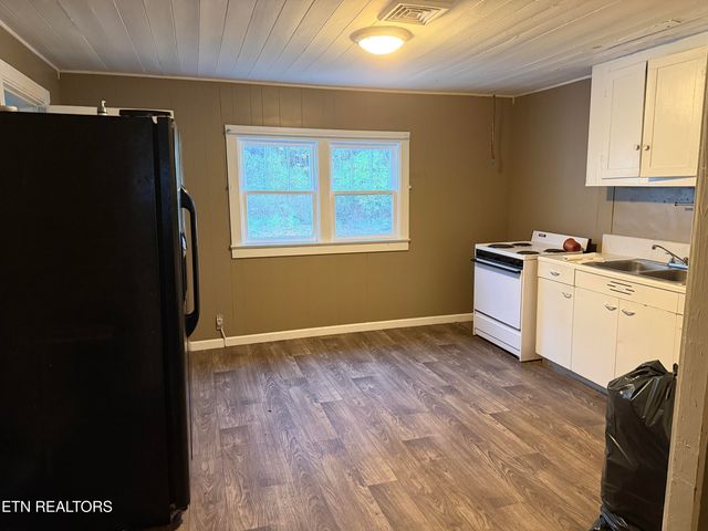 120 Poplar St, Harriman, TN 37748