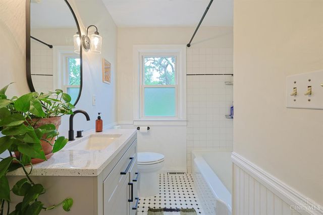444 W Sharon Road, Springdale, OH 45246