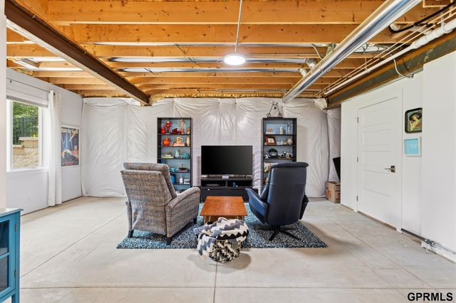 15463 Ogden Circle, Omaha, NE 68116
