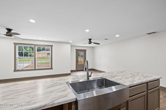 709 Coleman Avenue, Holly Springs, MS 38635