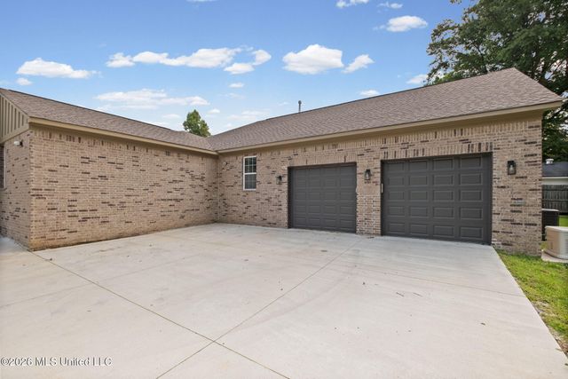 709 Coleman Avenue, Holly Springs, MS 38635