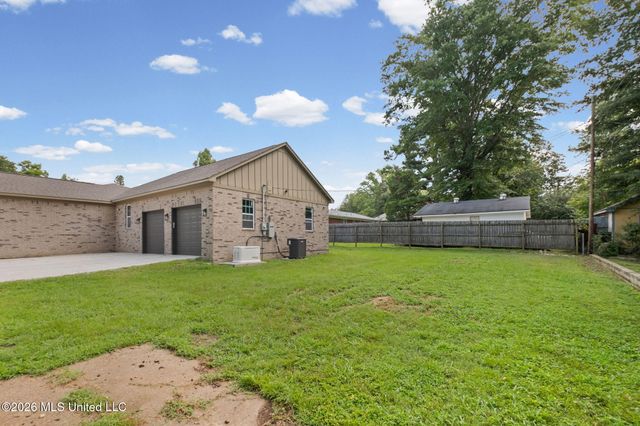 709 Coleman Avenue, Holly Springs, MS 38635