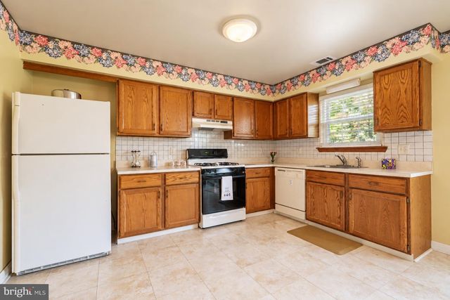 7 NORFOLK CT, Bordentown, NJ 08505