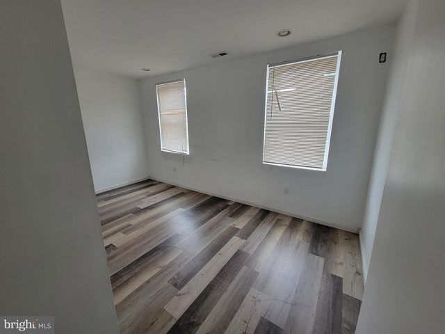 1050 S 4TH ST, Camden, NJ 08102