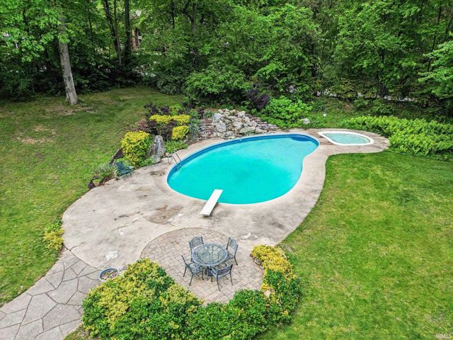 50555 Country Knolls Drive, Granger, IN 46530