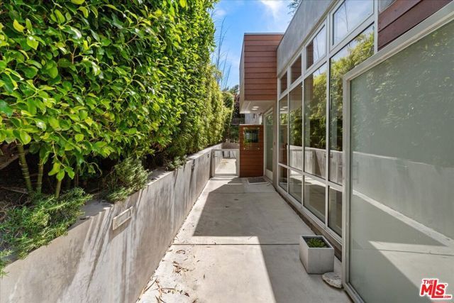 3567 Woodcliff Road, Los Angeles, CA 91403