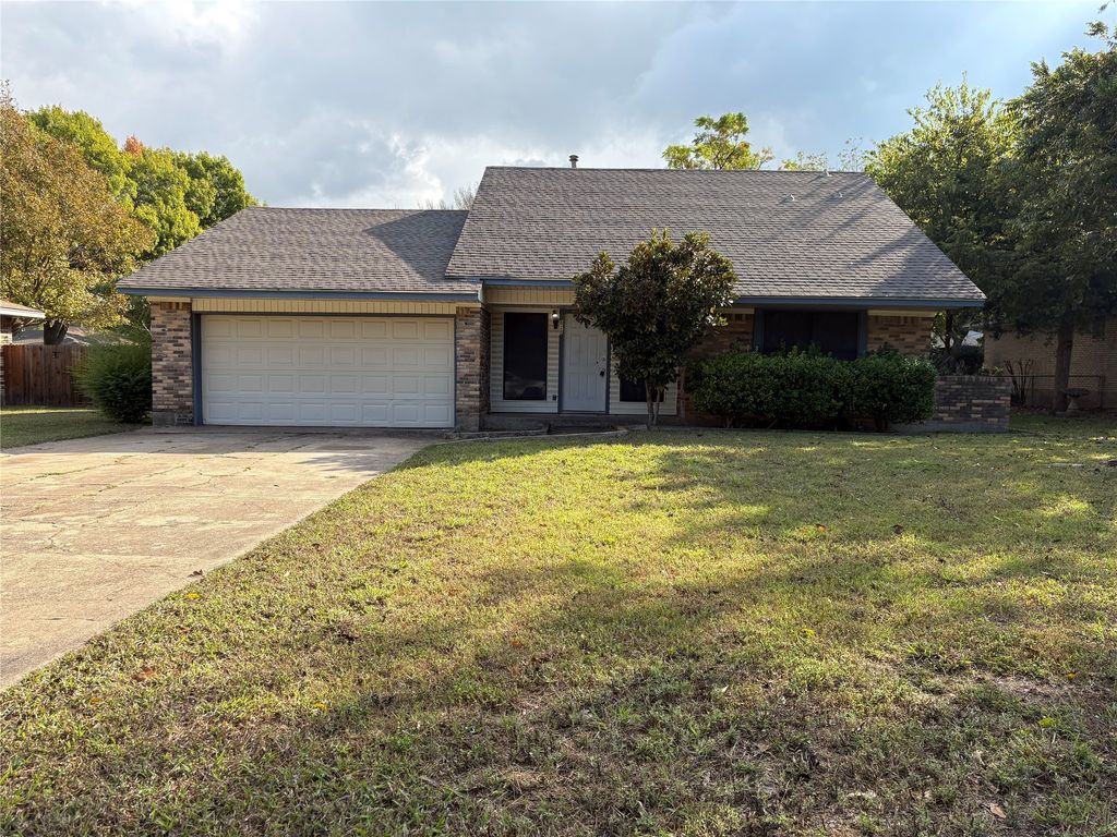 828 Misty Glen Drive, Desoto, TX 75115
