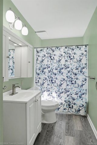 2062 E Schumacher Avenue, Burton, MI 48529