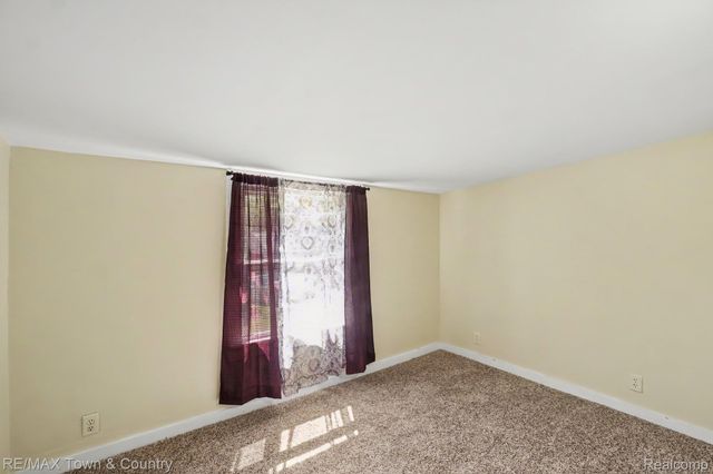 2062 E Schumacher Avenue, Burton, MI 48529