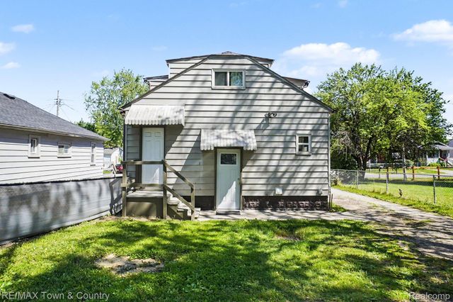 2062 E Schumacher Avenue, Burton, MI 48529