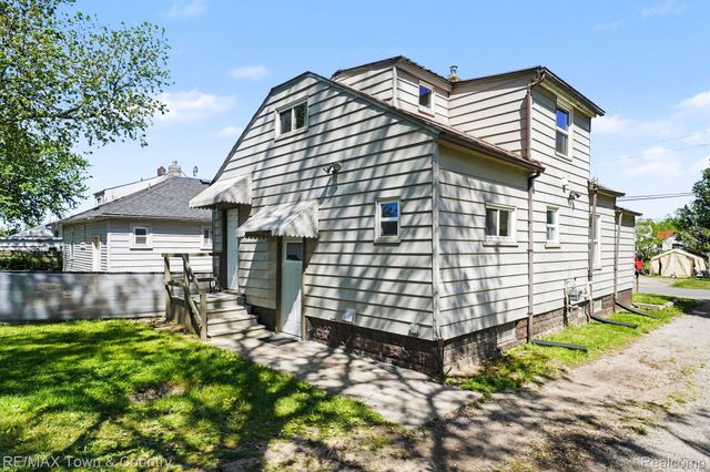 2062 E Schumacher Avenue, Burton, MI 48529