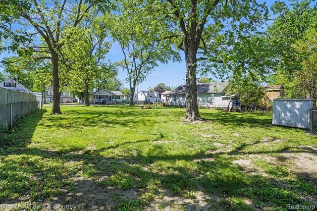 2062 E Schumacher Avenue, Burton, MI 48529