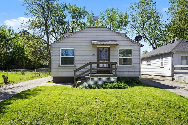 2062 E Schumacher Avenue, Burton, MI 48529