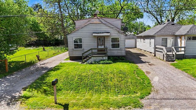 2062 E Schumacher Avenue, Burton, MI 48529
