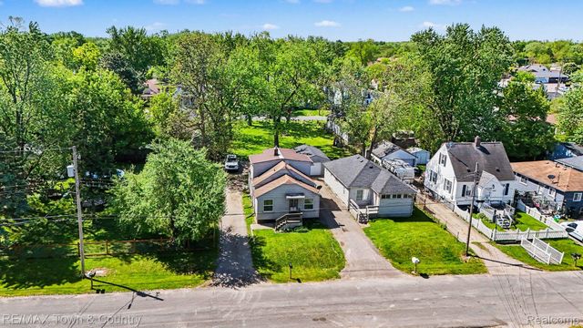 2062 E Schumacher Avenue, Burton, MI 48529