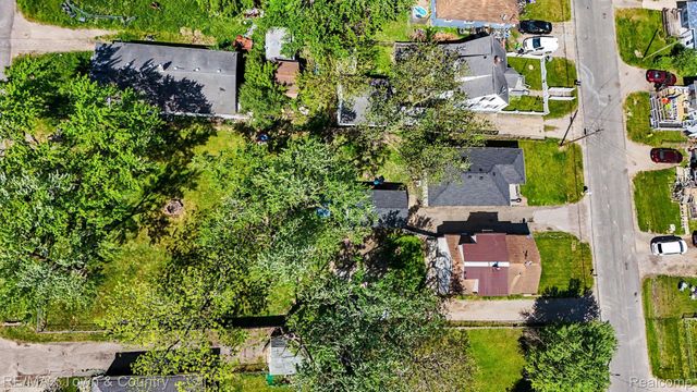 2062 E Schumacher Avenue, Burton, MI 48529