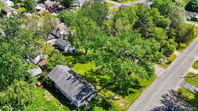 2062 E Schumacher Avenue, Burton, MI 48529