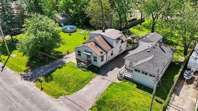 2062 E Schumacher Avenue, Burton, MI 48529