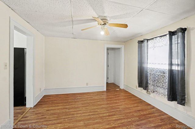 2062 E Schumacher Avenue, Burton, MI 48529