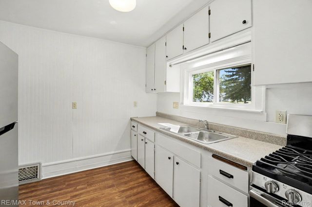 2062 E Schumacher Avenue, Burton, MI 48529