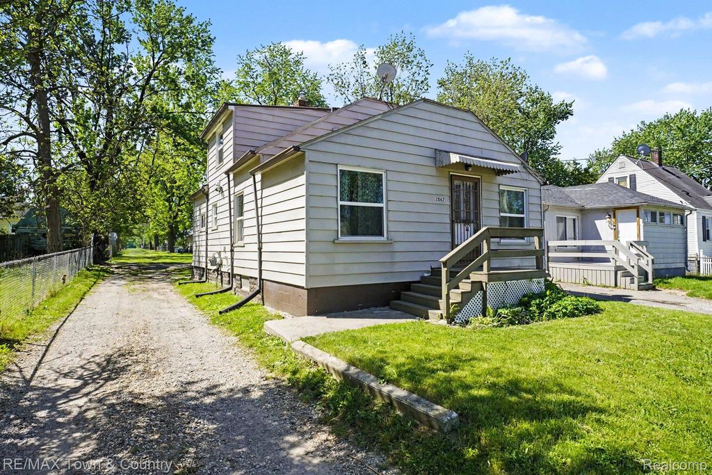 2062 E Schumacher Avenue, Burton, MI 48529