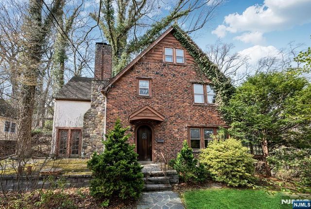 342 Hillcrest Road, Ridgewood, NJ 07450