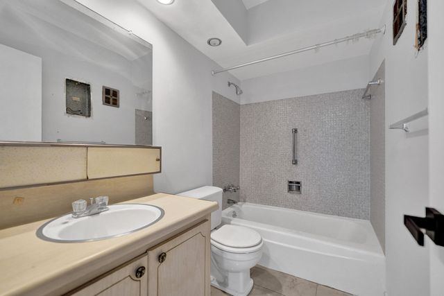 455 Paradise Isle Boulevard 305, Hallandale Beach, FL 33009