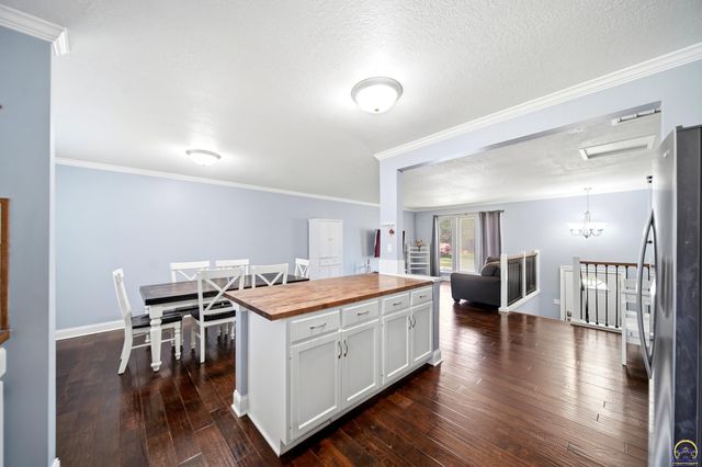 2819 SW Engler CT, Topeka, KS 66614