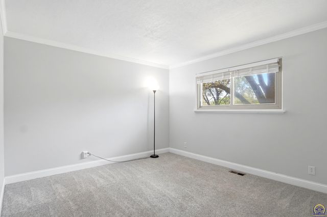 2819 SW Engler CT, Topeka, KS 66614
