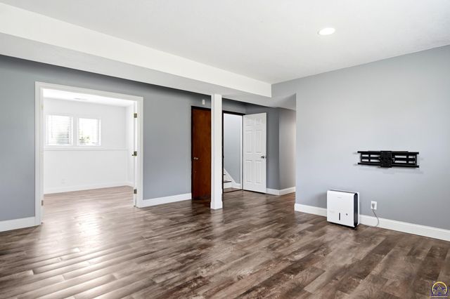 2819 SW Engler CT, Topeka, KS 66614