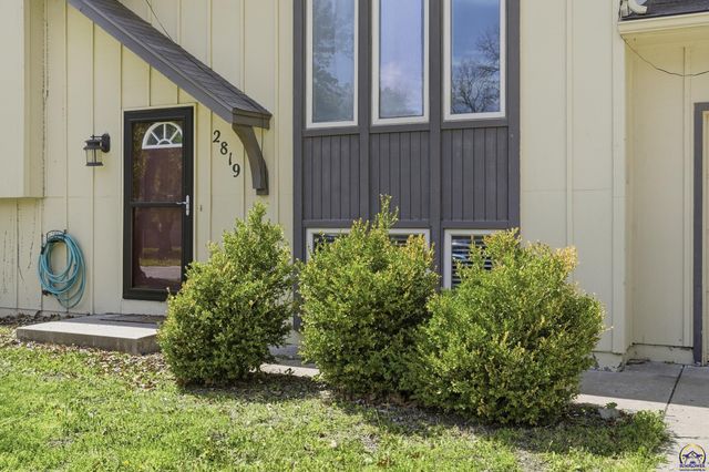 2819 SW Engler CT, Topeka, KS 66614